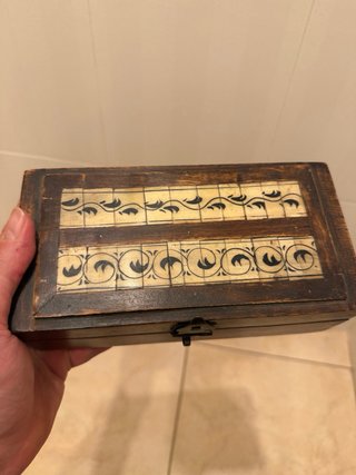 Caja de madera con incrustaciones de nácar