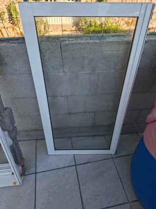 Marco de ventana blanco mas ventanas y persiana