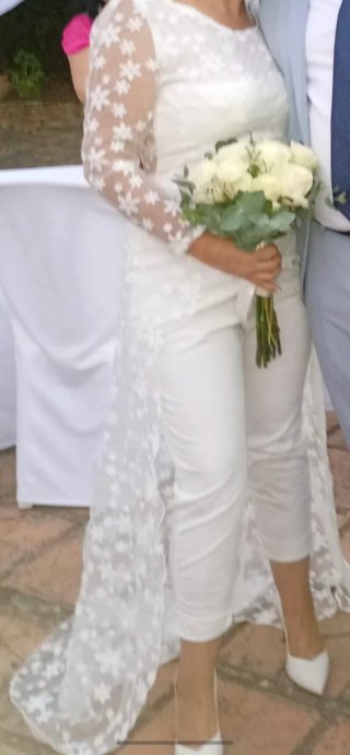 Mono de novia elegante con encaje