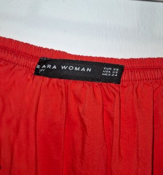 Blusa roja hombros descubiertos volantes
