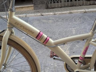 Bicicleta B'Twin 24 pulgadas color Crema.