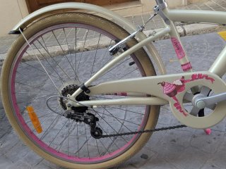 Bicicleta B'Twin 24 pulgadas color Crema.