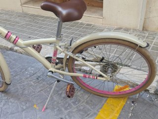 Bicicleta B'Twin 24 pulgadas color Crema.