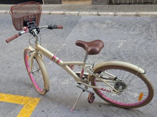 Bicicleta B'Twin 24 pulgadas color Crema.