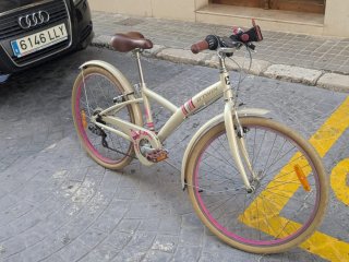 Bicicleta B'Twin 24 pulgadas color Crema.