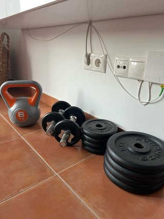 Banco,Kettlebell 8kg y discos de pesas