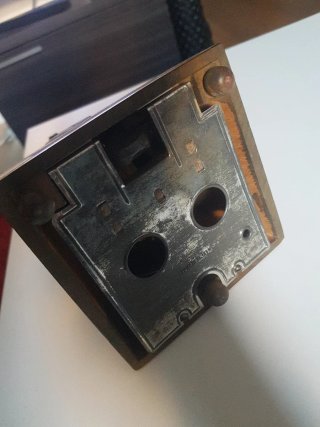 Metrónomo de madera antiguo