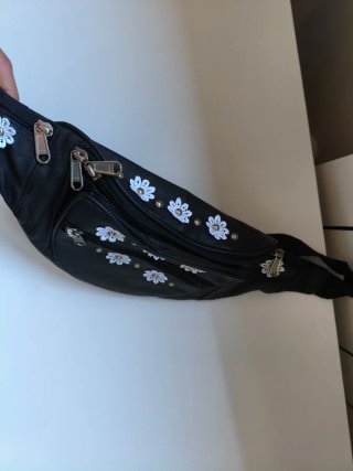 Riñonera de piel negra sin usar