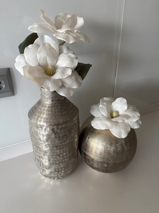 Jarrones de acero con flor artificial