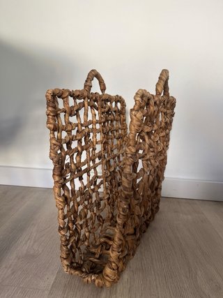 Revistero de mimbre tejido