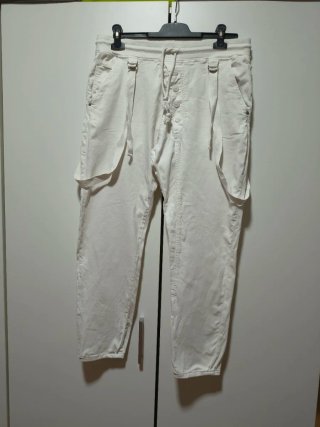 Pantalones blancos con tirantes