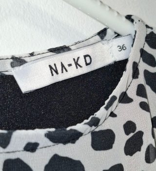Vestido NA-KD estampado blanco y negro