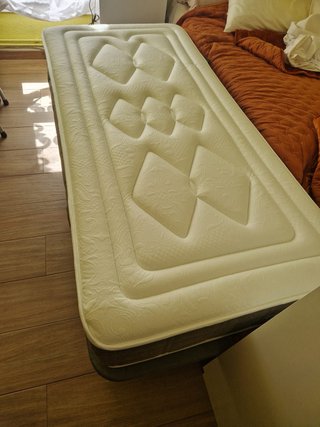 Colchón y somier tapizado con patas