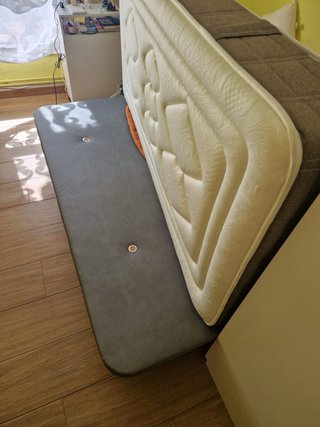 Colchón y somier tapizado con patas