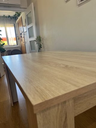 Mesa de comedor de madera