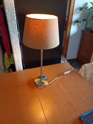 Lámpara de mesa moderna