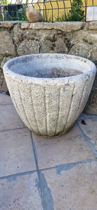 Maceta de hormigón con estrías