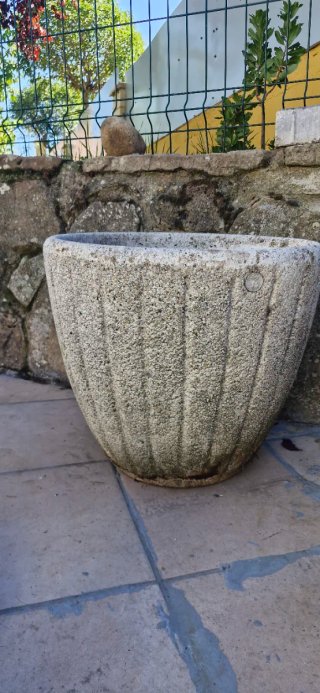 Maceta de hormigón con estrías