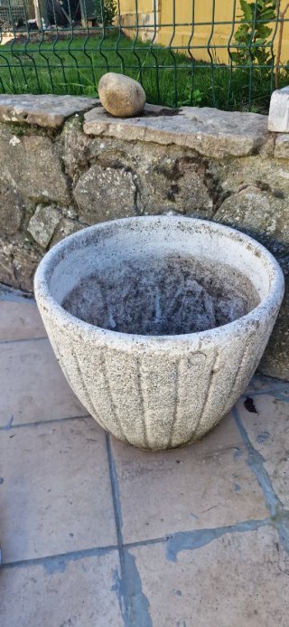 Maceta de hormigón con estrías