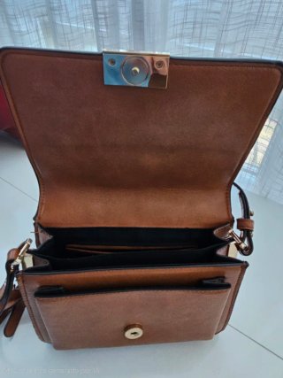 Bolso marrón con asa