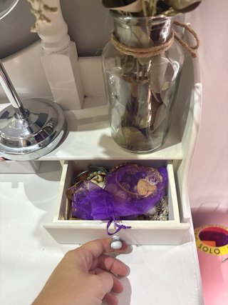 Tocador blanco con espejo y taburete