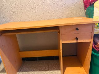 Escritorio de madera color beige y marrón