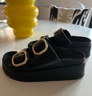 Sandalias Bershka negras con hebillas doradas