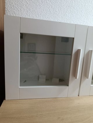 Estantería flotante Ikea de salón madera y cristal