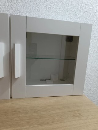 Estantería flotante Ikea de salón madera y cristal