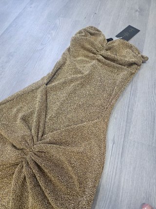 Vestido dorado brillante con nudo