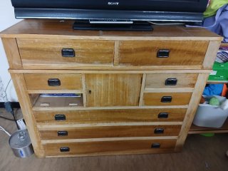 Cómoda de madera con 7 cajones