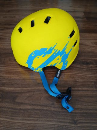 Casco amarillo patinete/bici