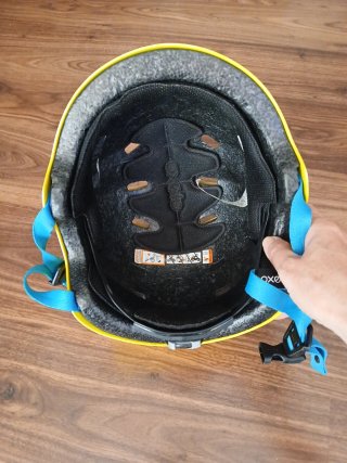 Casco amarillo patinete/bici
