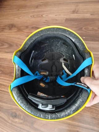 Casco amarillo patinete/bici