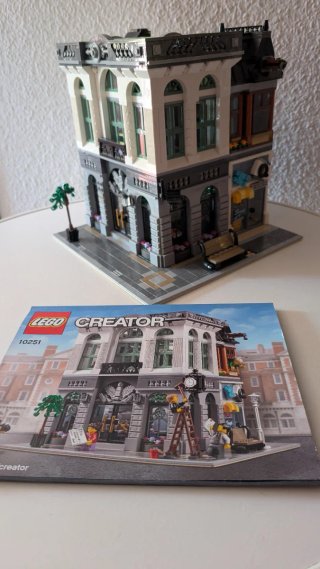 LEGO Creator 10251 Brick Bank Expert