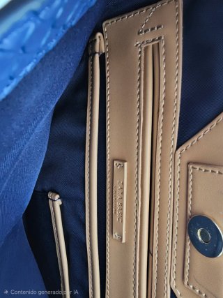 Bolso azul con textura piel serpiente