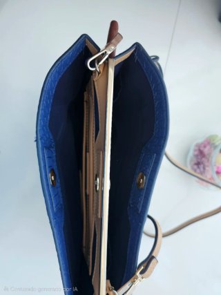 Bolso azul con textura piel serpiente