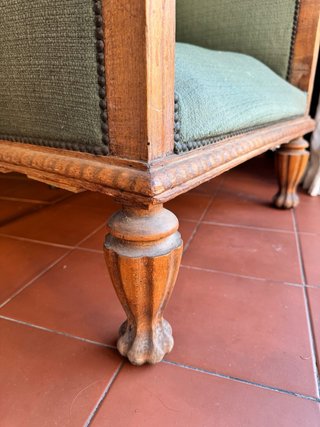 Sillón antiguo tapizado verde