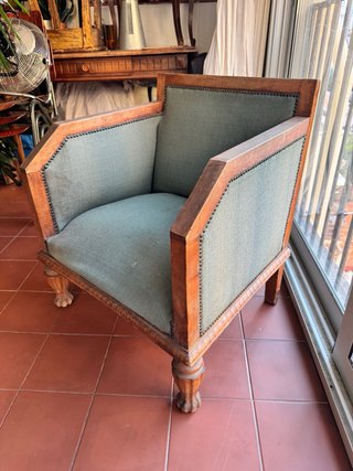 Sillón antiguo tapizado verde