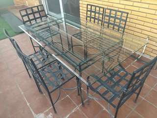 Mesa cristal forja y 6 sillas.
