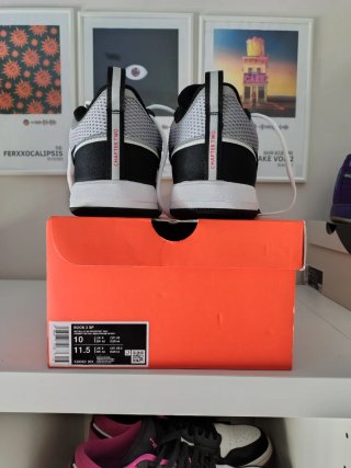 Nike Book 2 SP Zapatillas Grises y Rojas