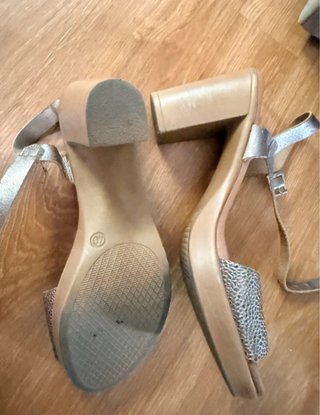Sandalias doradas y plateadas