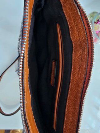 Bolso marrón con cadena