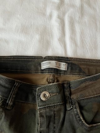 Pantalones militares camuflaje mujer.