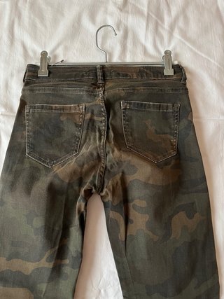 Pantalones militares camuflaje mujer.