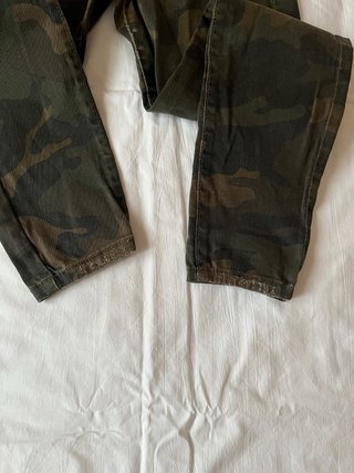 Pantalones militares camuflaje mujer.