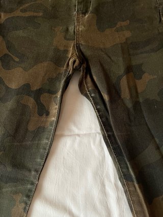 Pantalones militares camuflaje mujer.