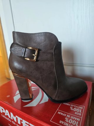 Botines marrones con hebilla dorada