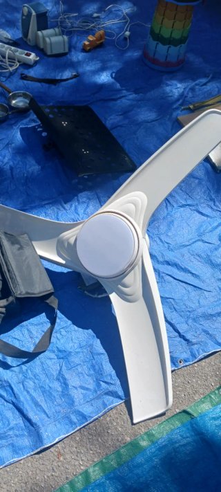 Ventilador de pie blanco y gris