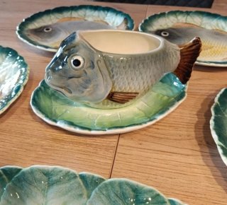 Conjunto antiguo: bandeja, salsera y 6 platos